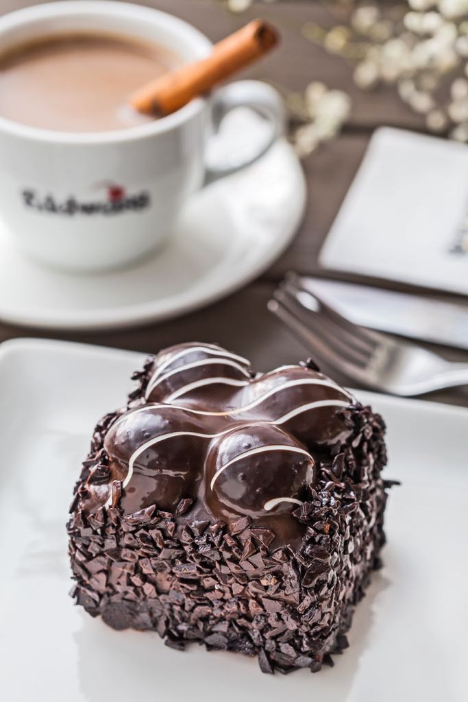 Siyah Profiterollü Mono